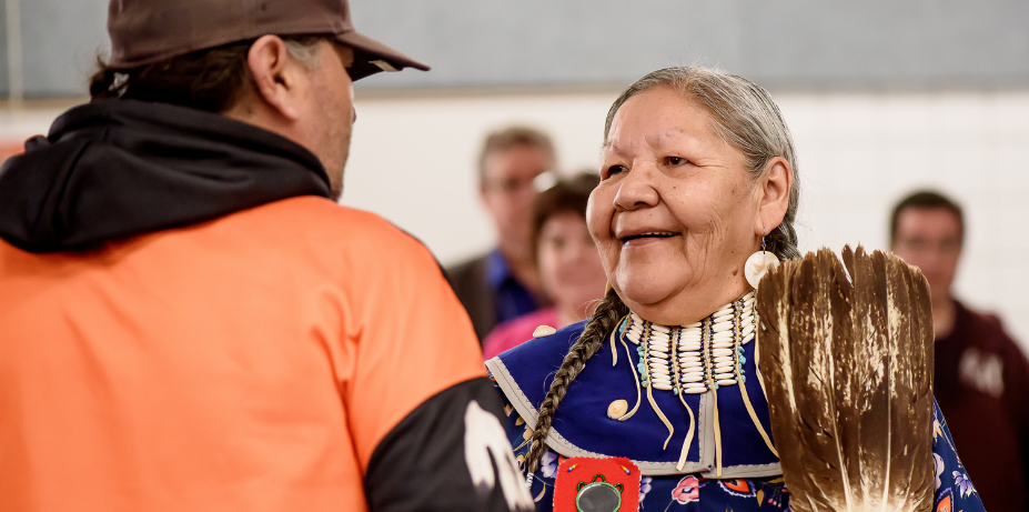 Mujer indígena sonriendo a un hombre con sombrero