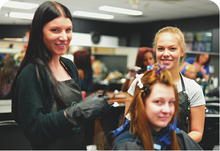 Hairstyling students dying hair