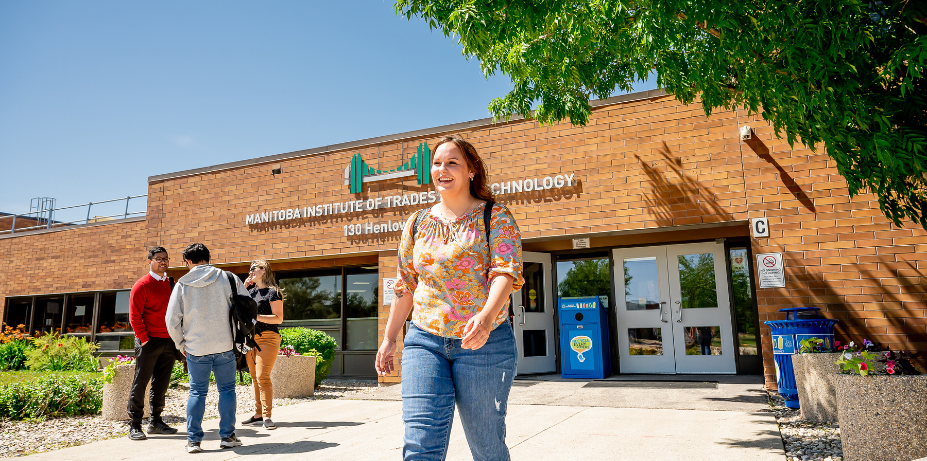 Students in front of Henlow campus